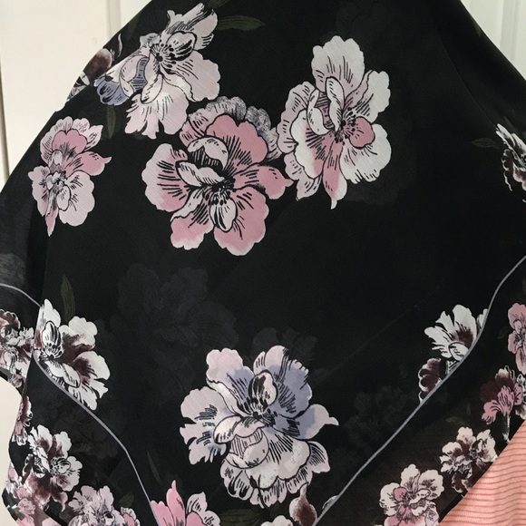 ONE LEFT‼️ LOFT outlet🌺 Floral Accent Scarf - Picture 2 of 7